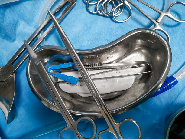 肾脏托盘中的特写手术器械。图片下载