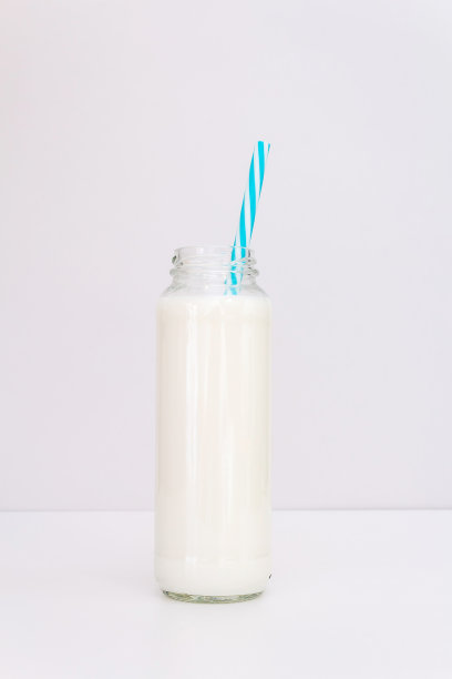 无乳糖牛奶与吸管玻璃瓶。图片下载