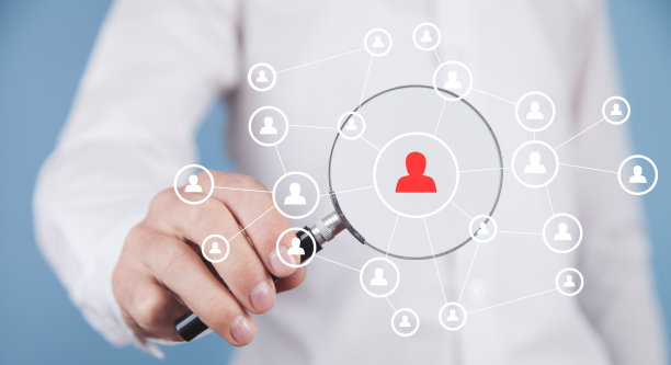 拿着放大镜的人。搜索招聘。选择最佳候选人图片下载