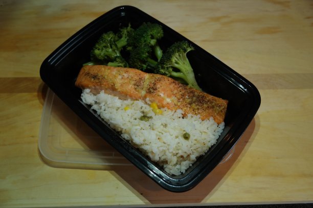 烤三文鱼配椰菜和米饭图片下载