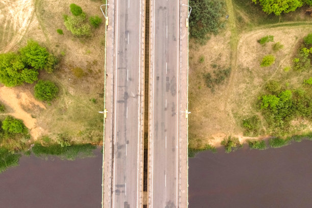 俯视图的桥梁，道路，河流和河岸。图片下载
