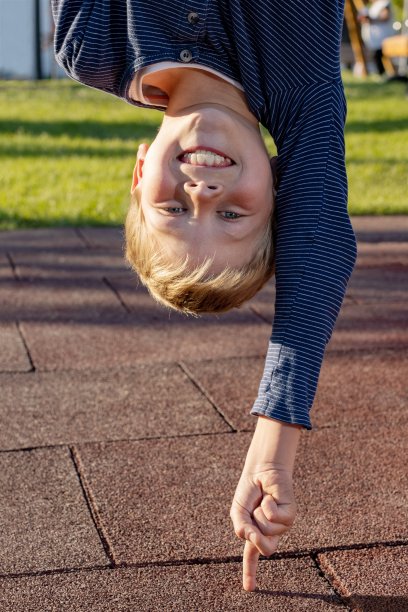 一个小男孩站着，一个手指倒着图片下载