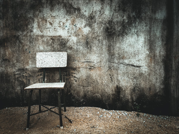 肮脏的混凝土墙前的小椅子与复制空间图片下载