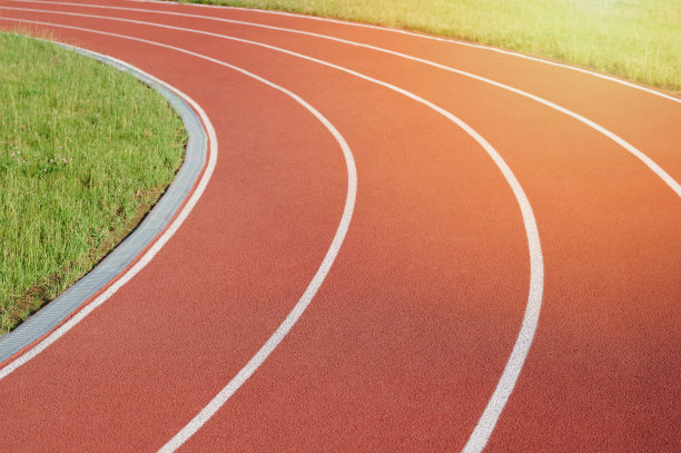 运动运动员跑红色的跑道图片下载