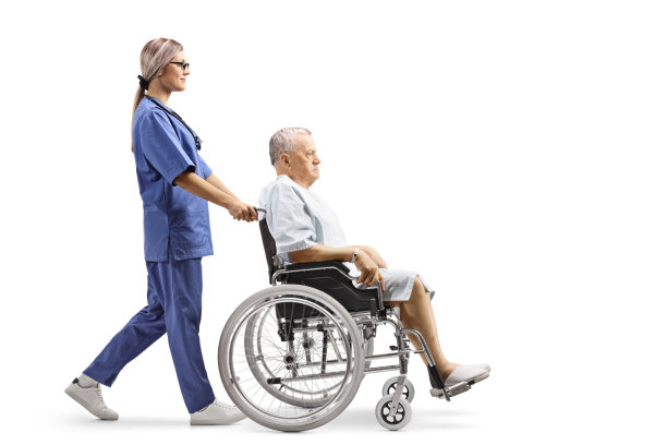 护士推着一个坐轮椅的住院病人图片下载