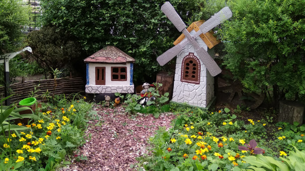 花园里的木制装饰。图片下载