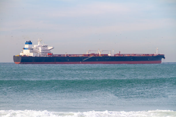 在里约热内卢科帕卡巴纳海滩上航行的油轮图片下载