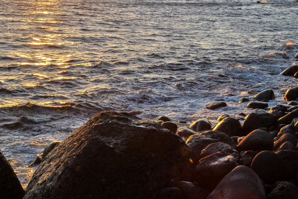 石头在水中，数码照片图片作为背景图片下载