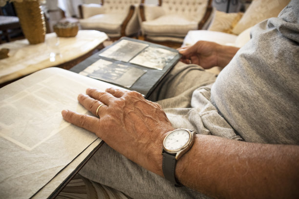 老人在看他的旧照片图片下载