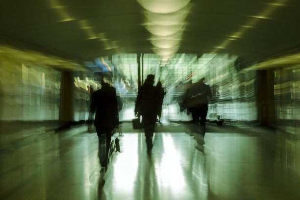 在走廊里挤来挤去的商务人士图片下载