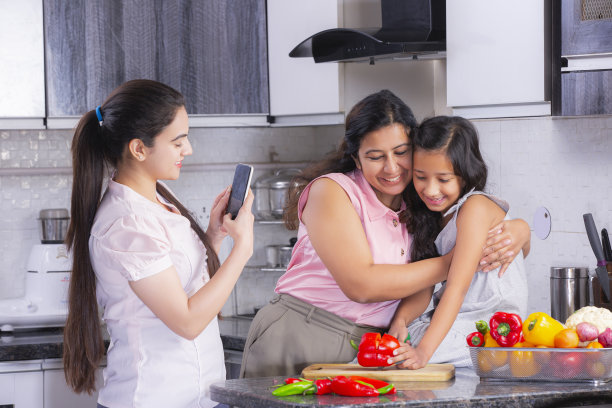 在厨房砧板上切菜的照片图片下载