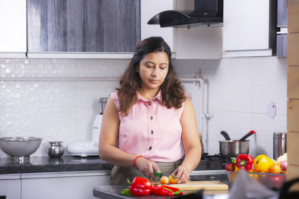 女人在厨房做饭存货照片图片下载