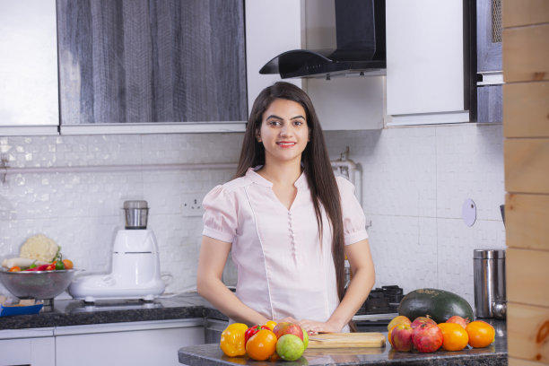女制作水果沙拉库存照片图片下载