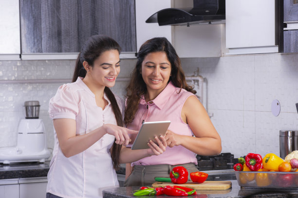 在厨房砧板上切菜的照片图片下载
