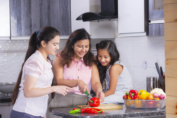 在厨房砧板上切菜的照片图片下载