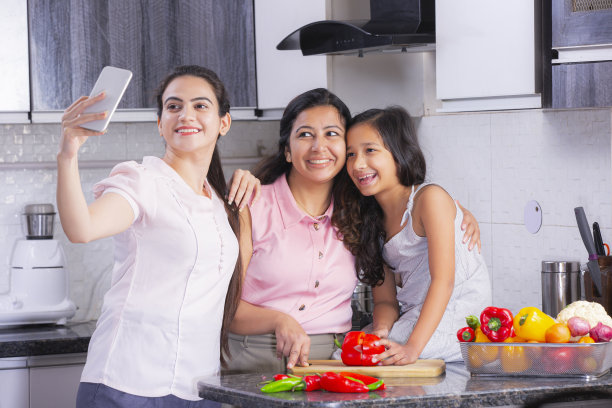 在厨房砧板上切菜的照片图片下载