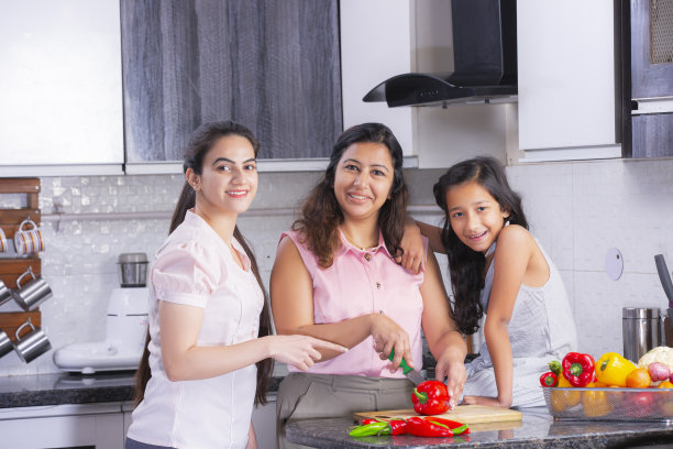 在厨房砧板上切菜的照片图片下载