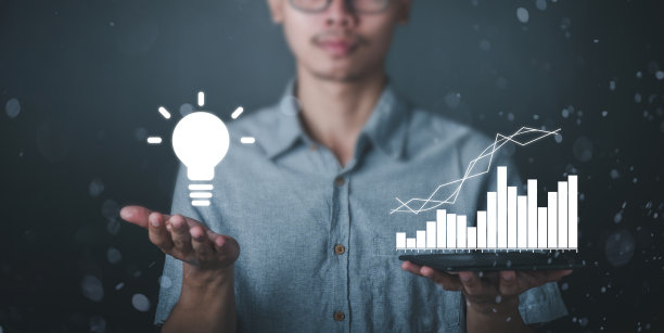 一个手里拿着灯泡图形的人，另一边拿着白色的股票图形，概念概念，概念创新。图片下载