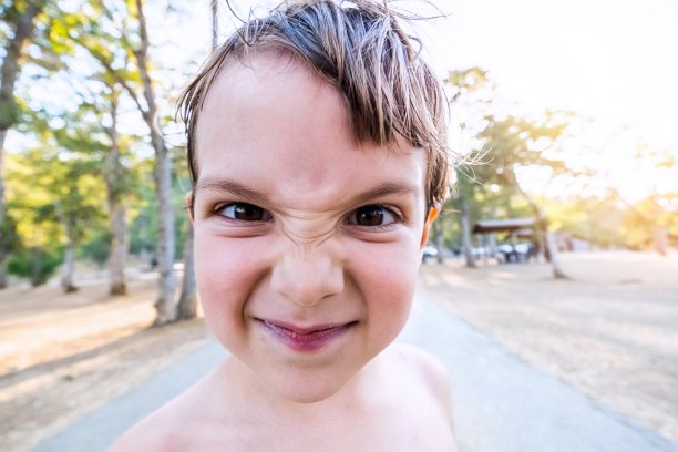 看着镜头的小男孩很沮丧图片下载