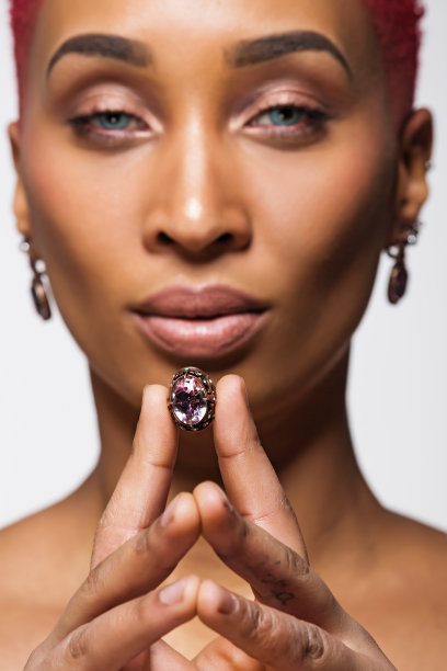 美丽的黑人妇女戴着珠宝在工作室设置图片下载