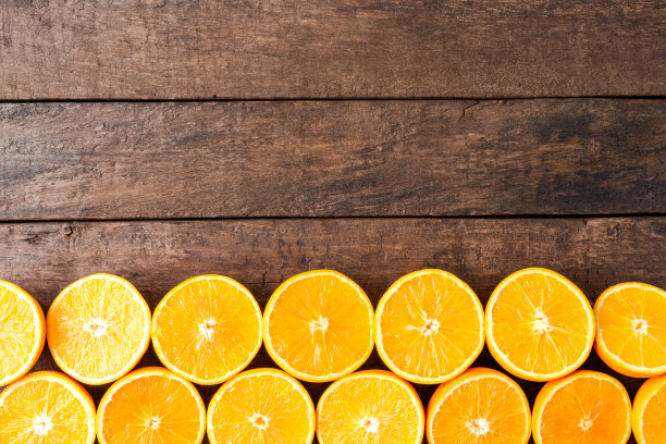 木桌子上放着新鲜的橙子图片下载