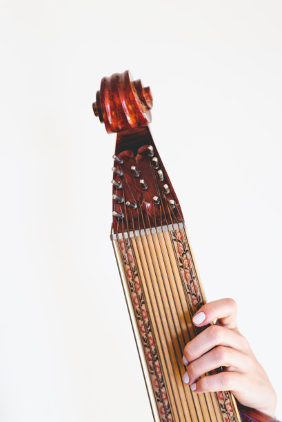 一名白人妇女的左手在用传统的乌克兰民间弦乐器bandura弹奏低音图片下载