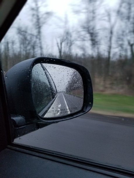 在雨中开车图片下载