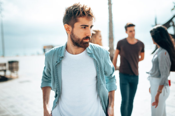 在城里有朋友的严肃的人图片下载