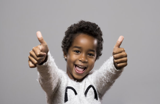 快乐的孩子，小女孩竖起大拇指的手势图片下载