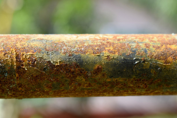 圆钢因生锈而腐烂。图片下载