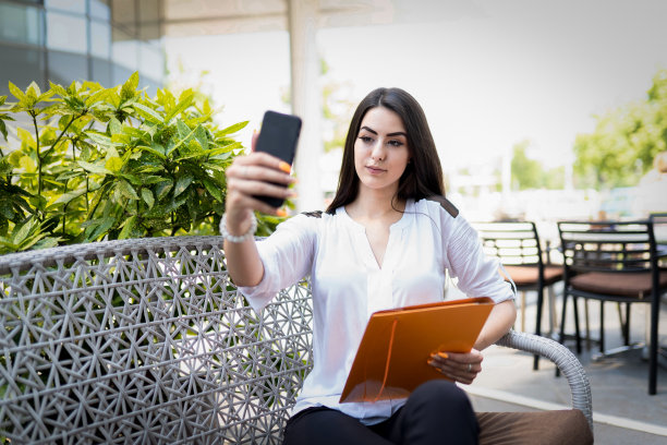 年轻的女商人拿着一杯咖啡图片下载
