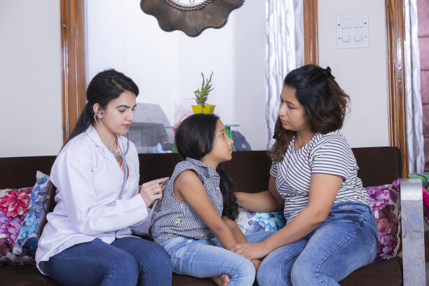 医生探望生病的婴儿在家库存照片图片下载