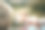 一个可爱的蹒跚学步的小男孩，看着镜子里的孩子图片下载