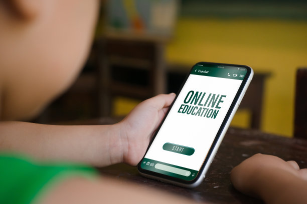 网络教育数字化课堂幼儿园回归学校理念。手机学习，手机网站后台。孩子拿着智能手机与在线教育应用程序。图片下载