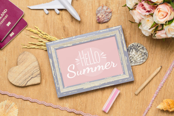 模型相框旅游暑假背景概念。平铺顶视图模拟的相框，护照，海贝壳，花，飞机模型。图片下载