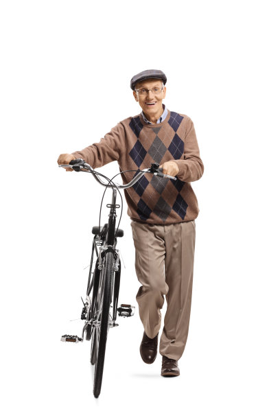 一位老人推着自行车，对着镜头微笑图片下载