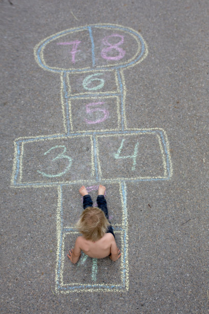 孩子，金发男孩，在街上玩跳房子图片下载