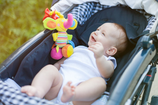 婴儿车里的小孩和爸爸妈妈一起散步图片下载