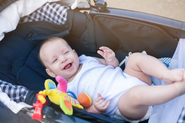 婴儿车里的小孩和爸爸妈妈一起散步图片下载