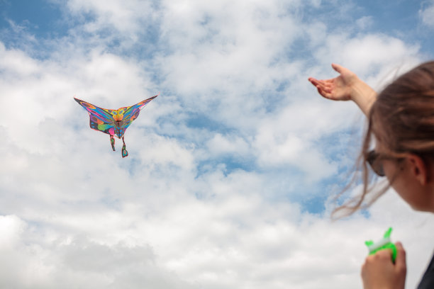 手拿风筝迎着夏天的蓝天，放飞风筝下水，欢度暑假，下田野，自由自在图片下载