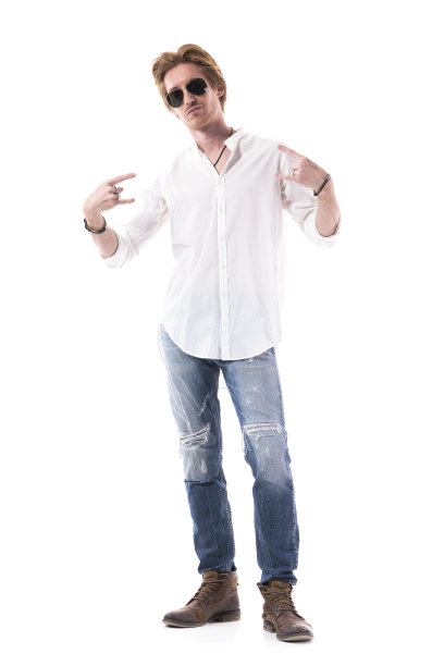 年轻严肃英俊的时尚男子显示重金属喇叭标志。图片下载