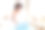 美丽的年轻女子喜欢吃玉米片作为早餐，同时在她的笔记本电脑上工作。图片下载