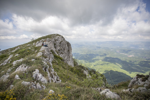 徒步旅行时休息一下图片下载