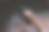 POV，一个妇女的手满皱纹使用遥控器的特写。祖母在换电视频道。新冠肺炎期间看电视的老年妇女。图片下载