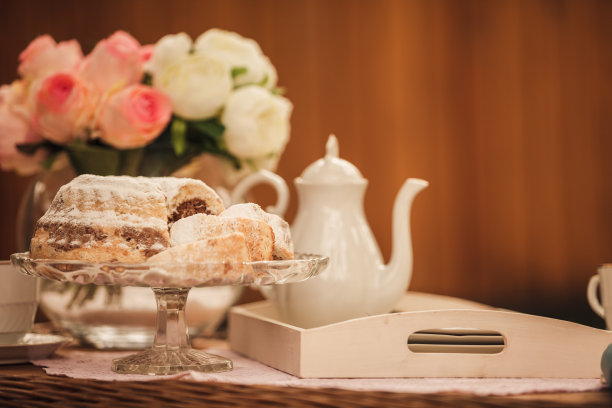 在后院享受春日的糕点、饼干和饮料图片下载