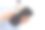 一个女人拿着一个时尚钱包在一家百货公司购物。图片下载