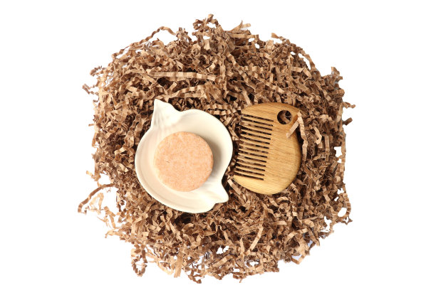 碎牛皮纸包装材料和环保肥皂，一个木制毛刷。“零浪费”的概念。背景和纹理。环境保护的概念。孤立的,俯视图。图片下载