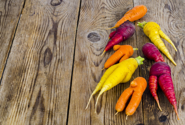 丑陋，变形的新鲜有机胡萝卜颜色不同图片下载