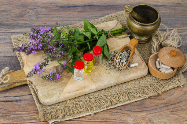 从药用植物中提取药丸和油。照片图片下载