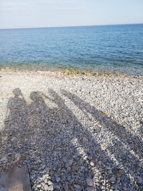 在沙滩上的影子里倒下的女人图片下载